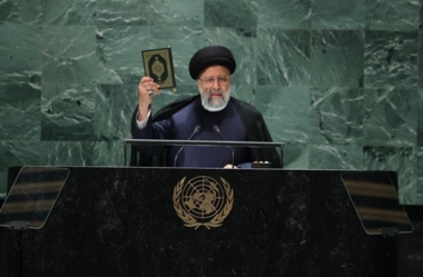 الرئيس الإيراني يرفع القرآن الكريم مستنكرا الاعتداءات عليه ويطالب الأمم المتحدة باحترام الأديان